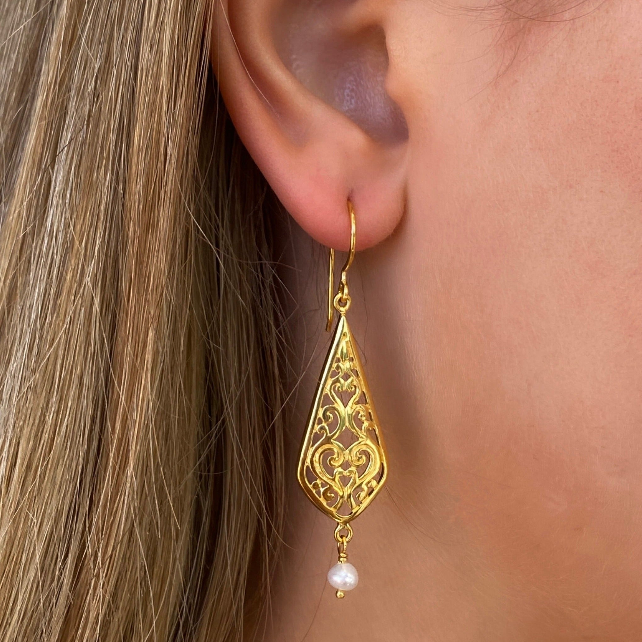 sea embrace pearl earrings
