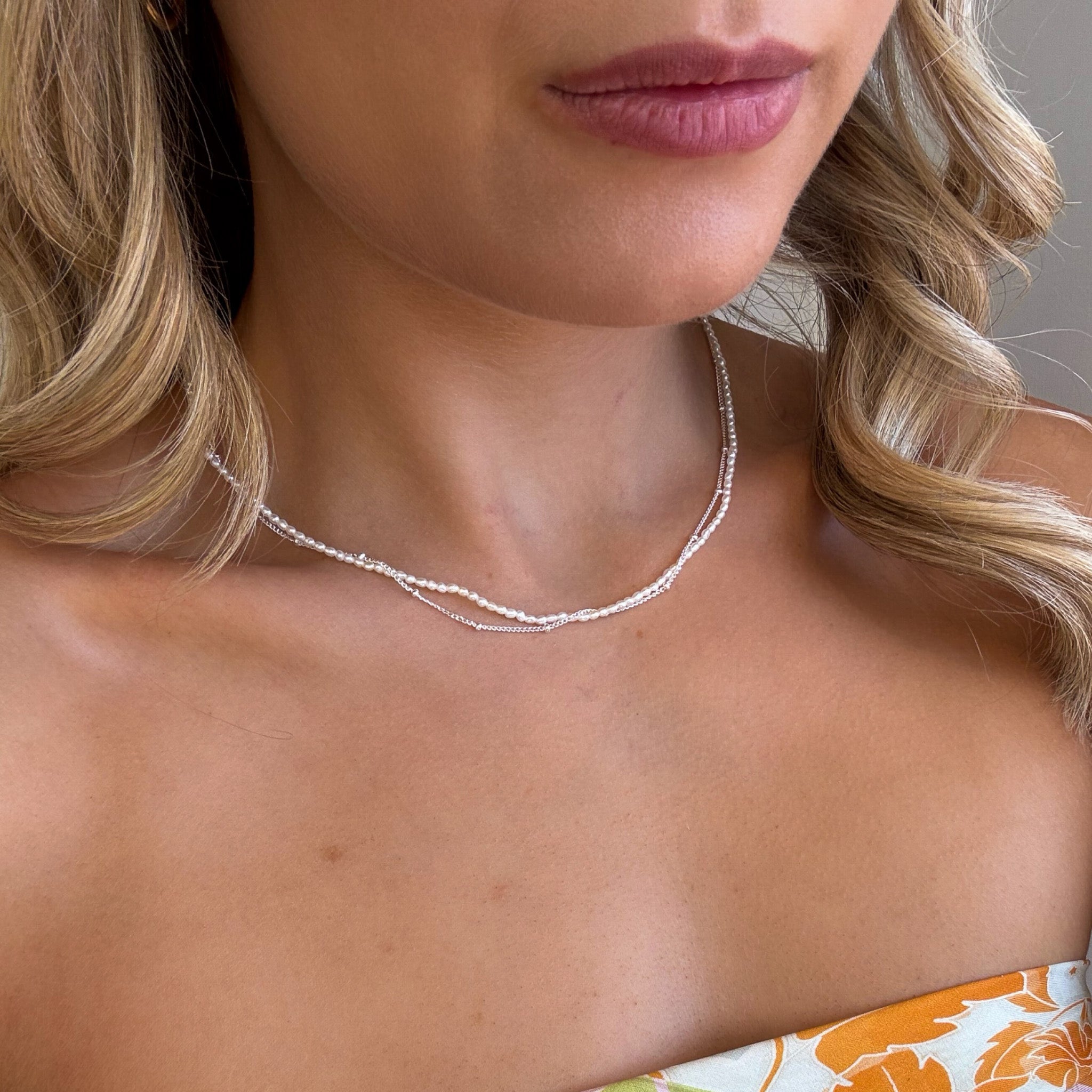 dainty double layer necklace with pearls and silver chain