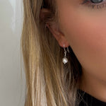 Hook earrings with gemstone and pearl