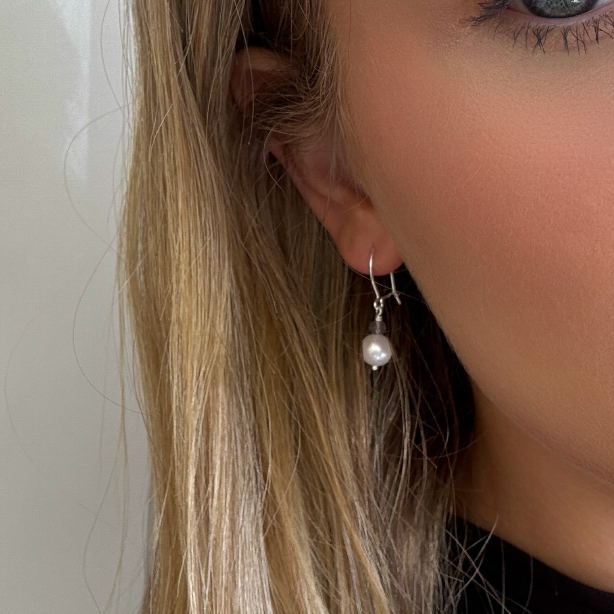 Hook earrings with gemstone and pearl