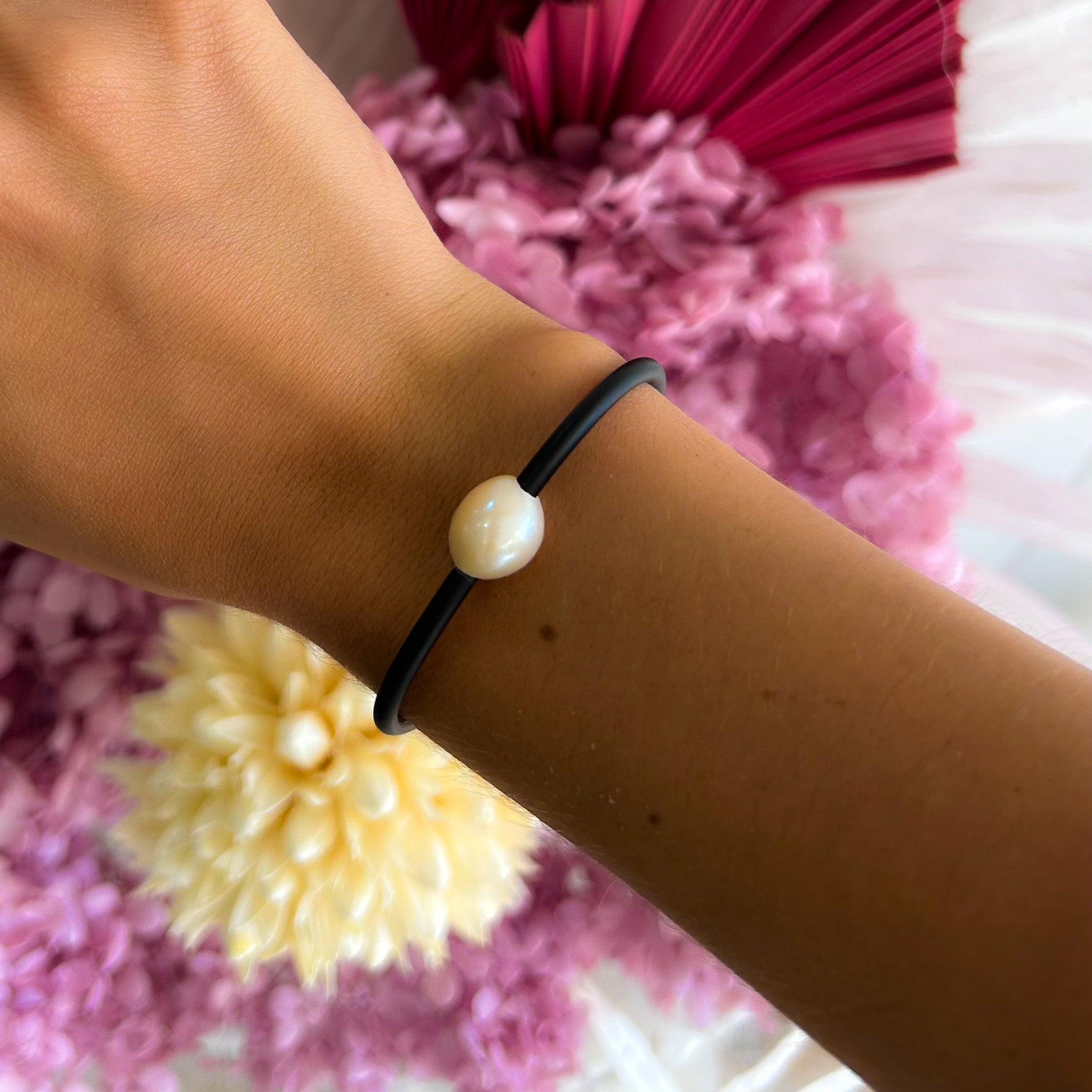 neoprene bracelet with pearl
