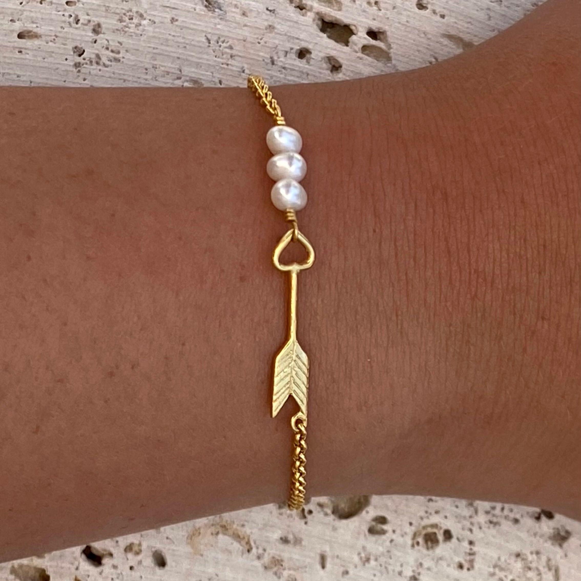 pearl tide arrow bracelet gold
