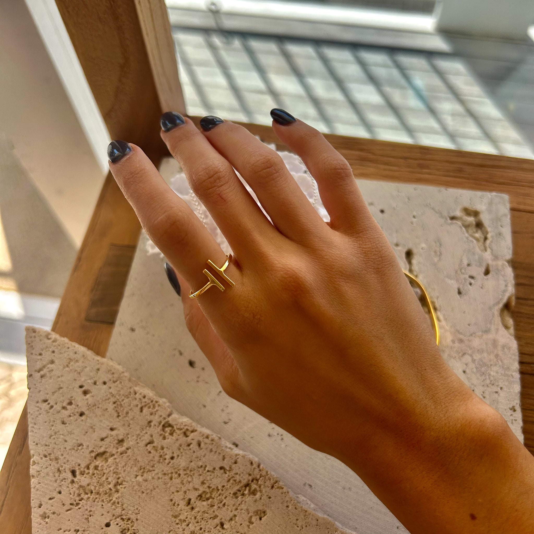 dainty gold ring with vertical lines

