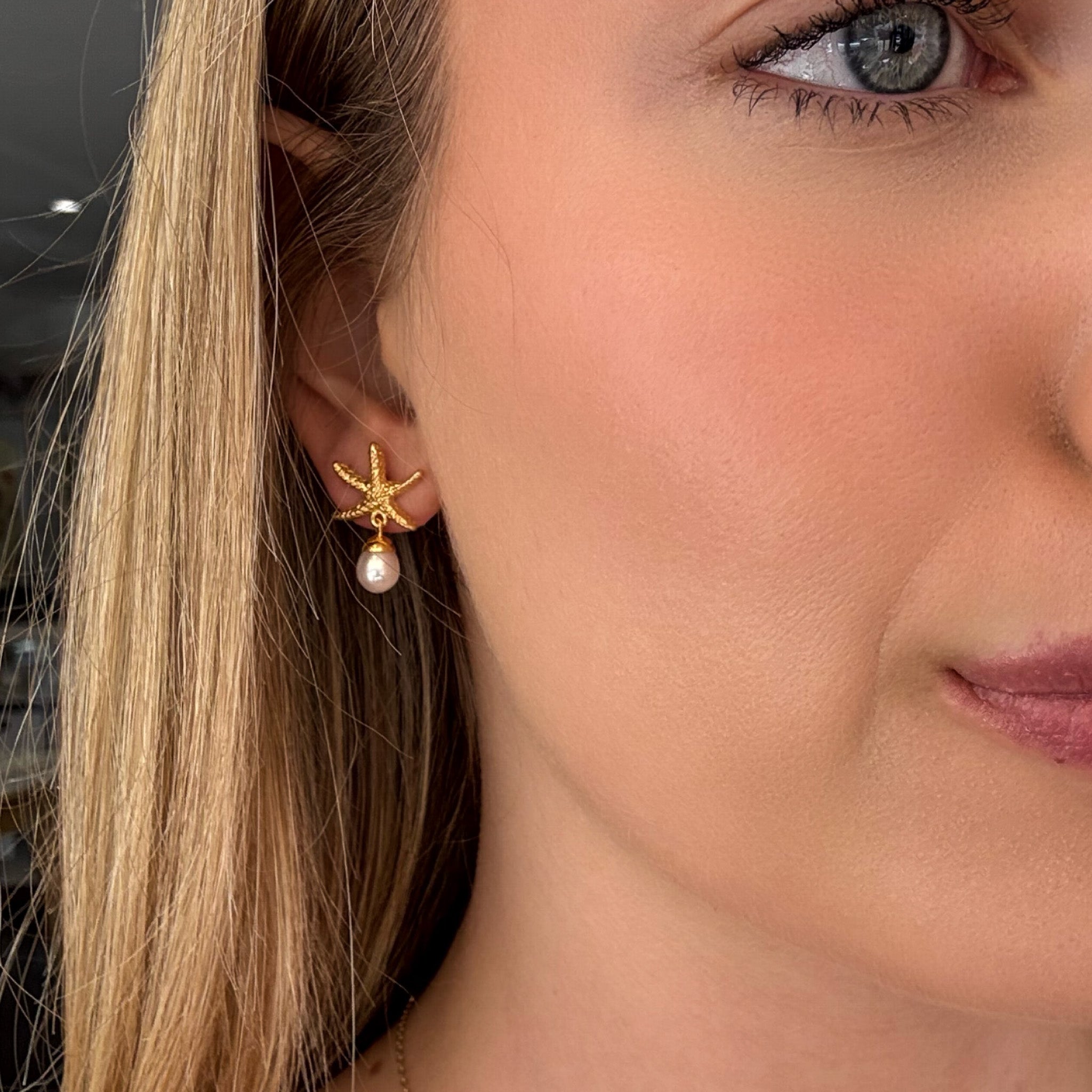 starfish studs in gold with pearl