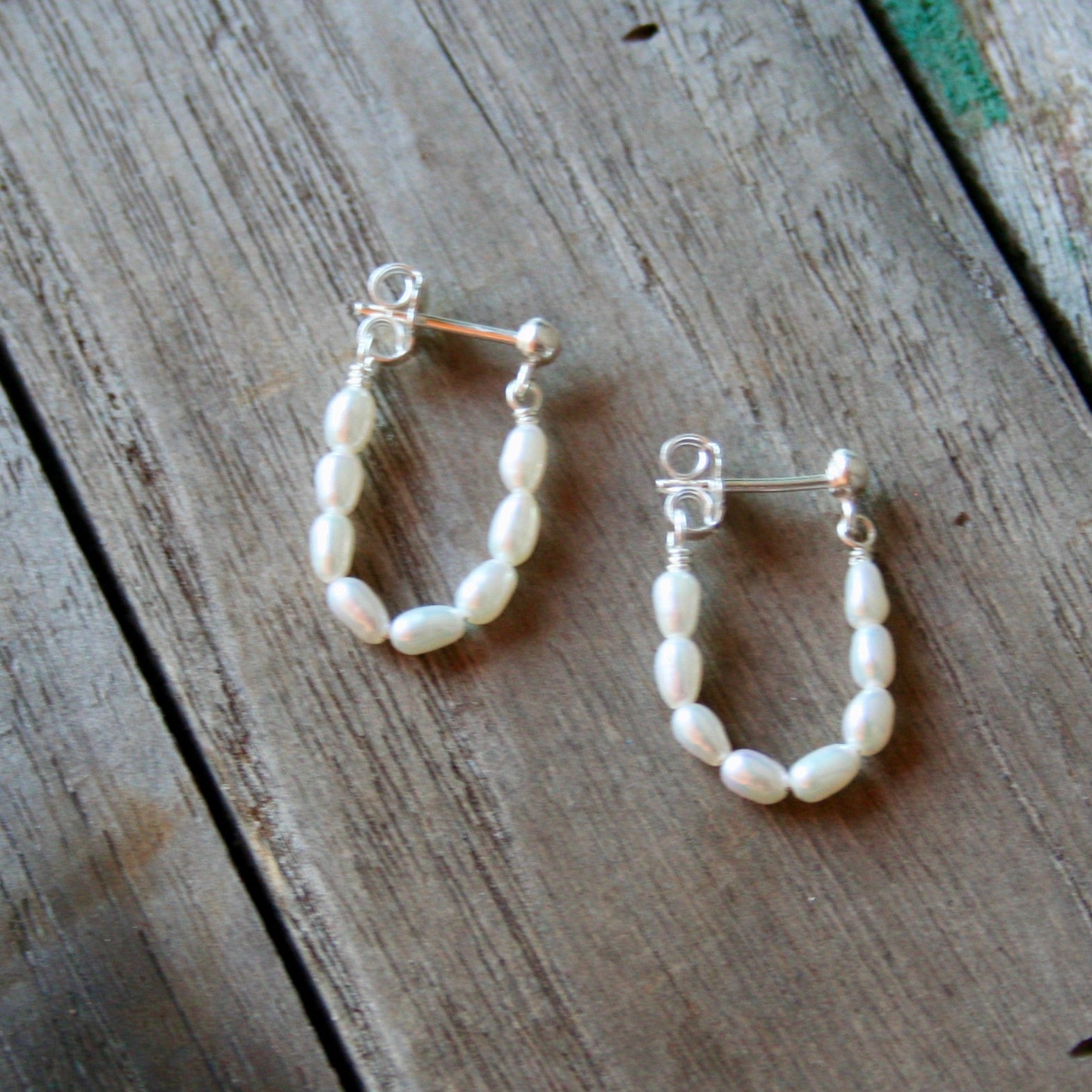 Loop pearl earrings 