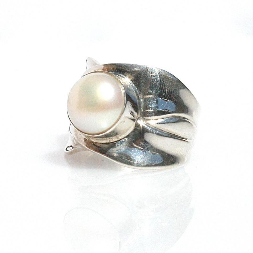 solid terling silver ring with pearl