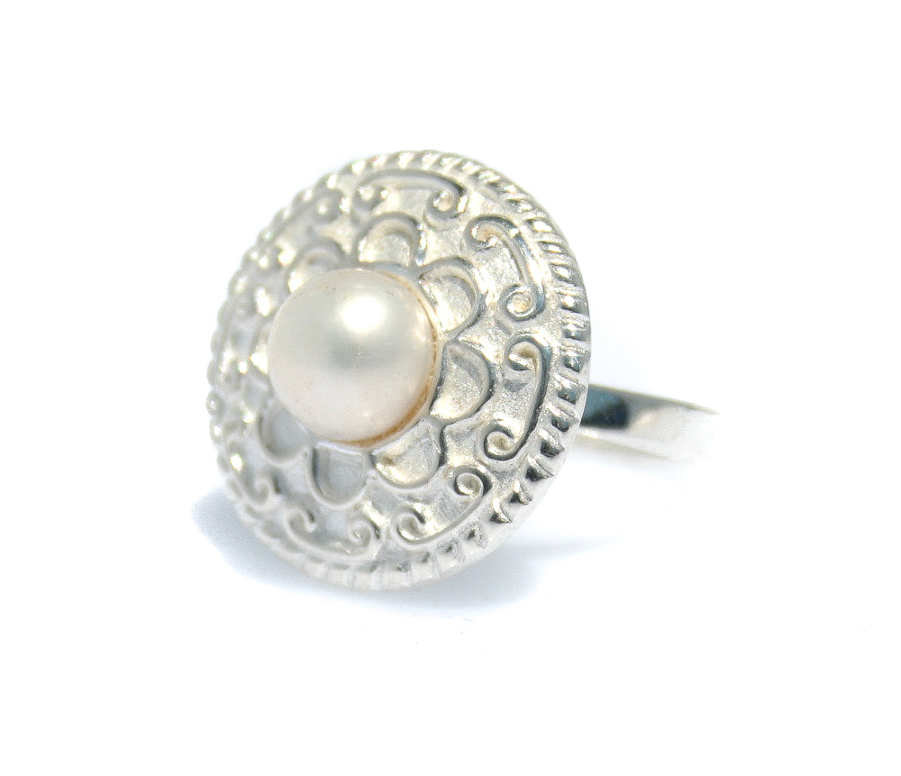 ladies pearl ring
