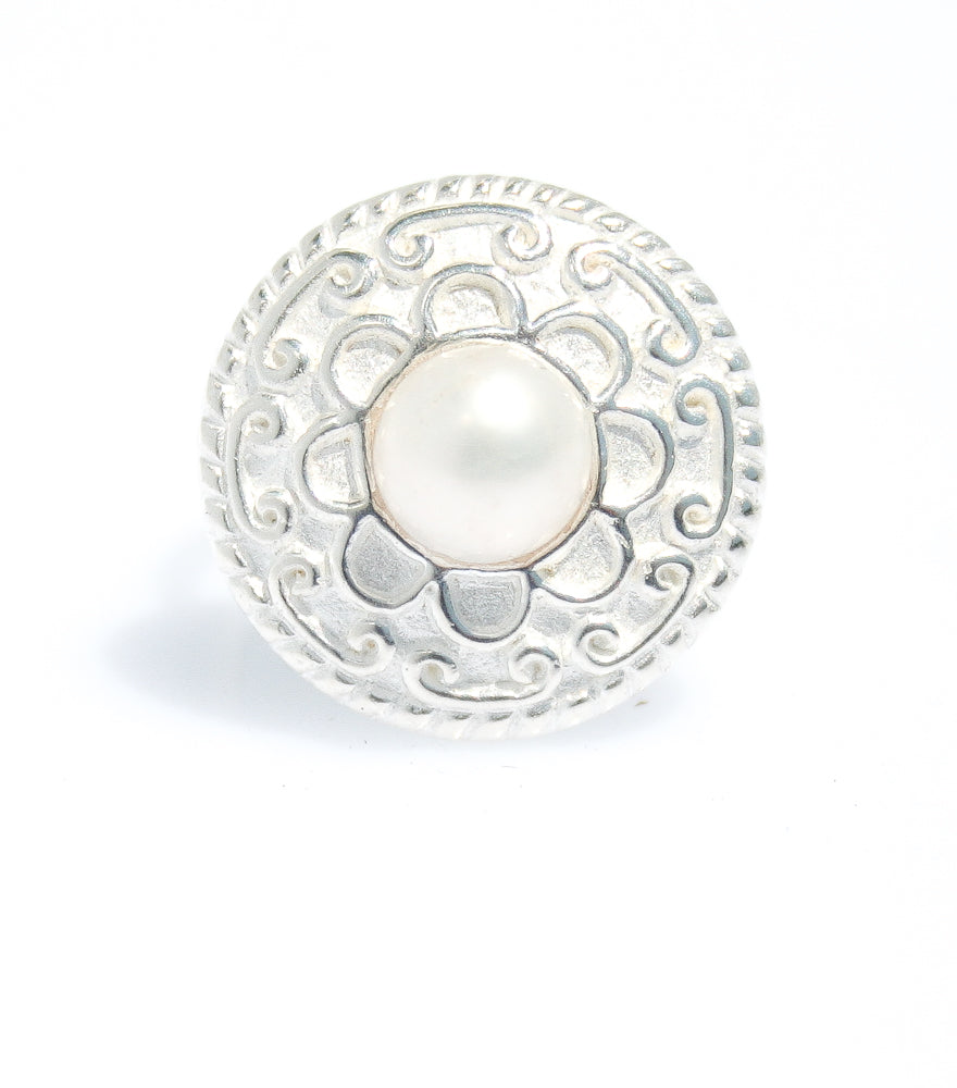 ladies pearl ring