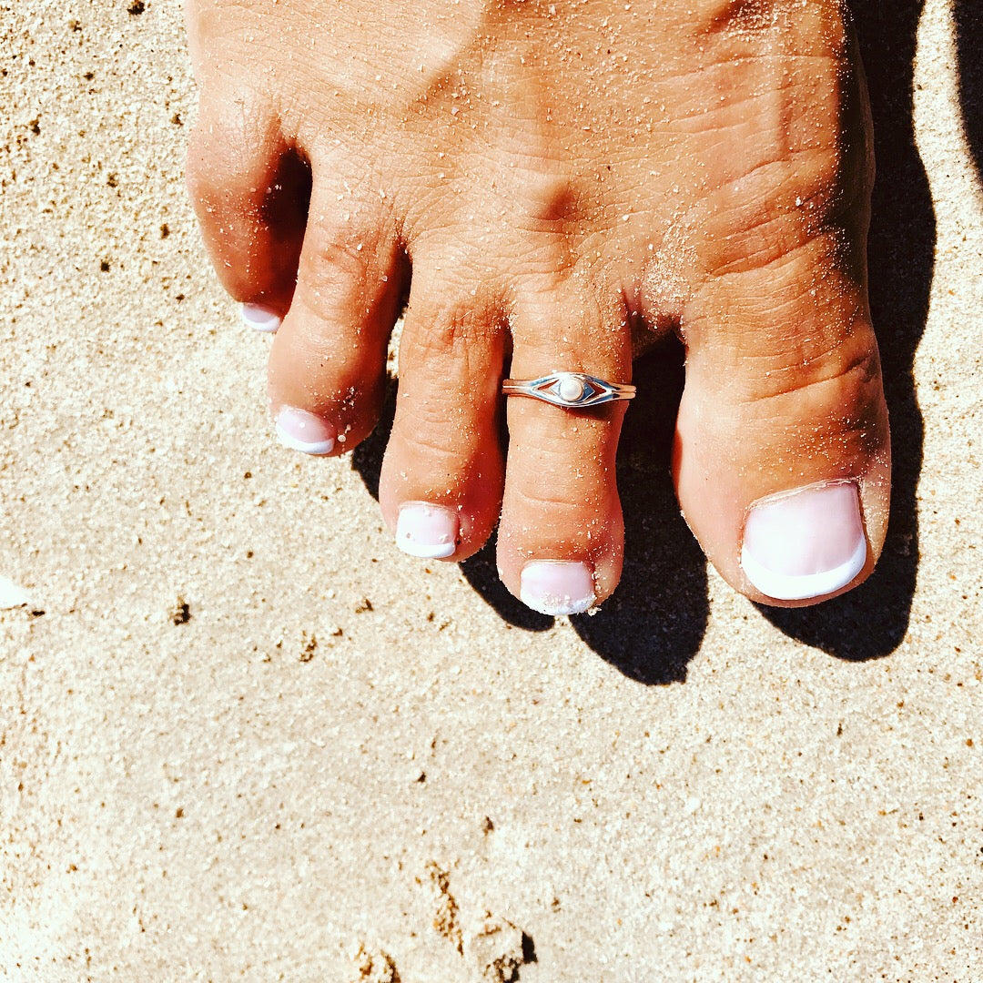 Silver toe ring with pearl detail